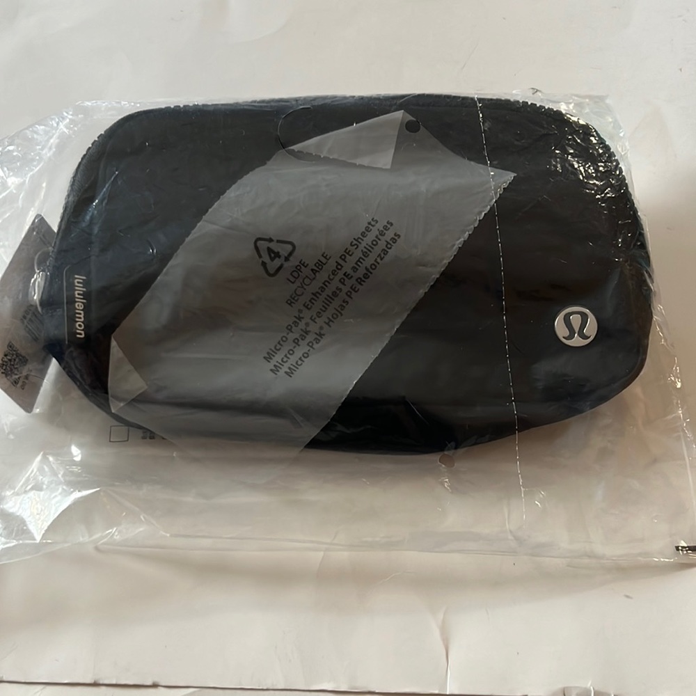 LULULEMON Large Everywhere Bag Black Pack Belt Bag- NEW WITH TAGS! - Picture 2 of 6